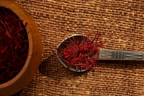 تصویر 4 از زعفران ممتاز طبیعی با بسته‌ بندی شکیل و استاندارد برای مصرف خانگی و کادویی